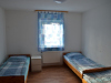 Schlafzimmer mit Einzelbetten - Unterkunft + Nidda